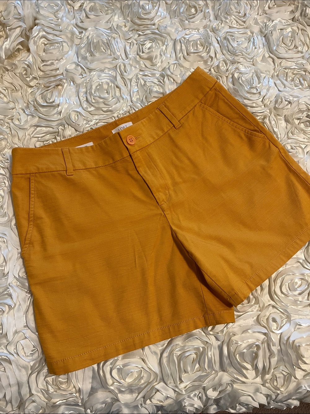 LOFT Gold 6" Inseam Shorts